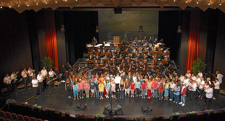  B�hnenphoto mit Chor und Ehemaligen zum 30j�hrigen Jubil�um 2008 