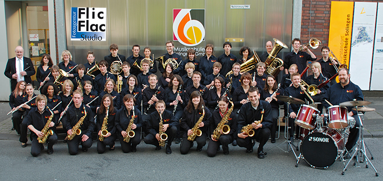 Orchesterphoto vor der Musikschule 2008